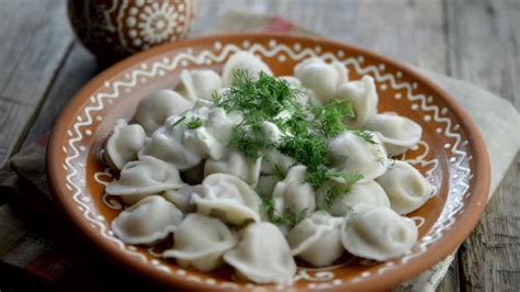  Pelmeni: Un delizioso connubio di morbida pasta e ripieno succulento