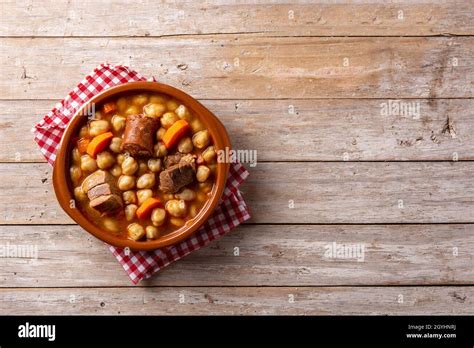 Cocido Madrileño: Un'esplosione di sapori rustici e una sinfonia di ingredienti tradizionali!