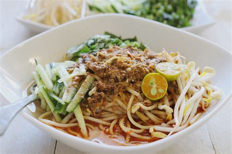 Laksa Johor: Un trionfo di sapori piccanti e cremosi che danza sul palato!