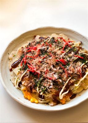  Okonomiyaki: Un piatto saporito e confortante che fonde sapori audaci con una texture irresistibile!