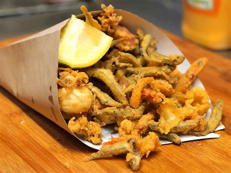  Pescaíto Frito: Un Fritto Misto di Delizie Marinare e Sapori Spumeggianti del Mare!