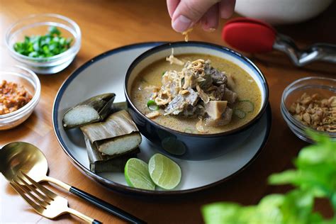  Soto Ayam: Un brodo speziato e una delizia profumata da Makassar!