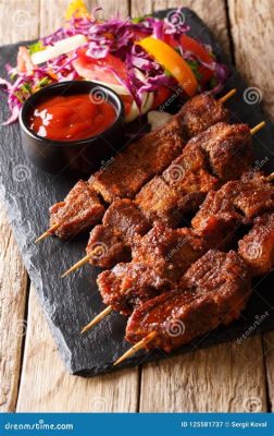 Suya! Un Delizioso Spiedino Africano Marinato in un Mix di Spezie Piccanti e Aromi Agrodolci