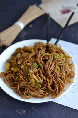  Noodles di Cocco: Un piatto piccante e rinfrescante che combina sapori dolce-salati in una danza armoniosa!