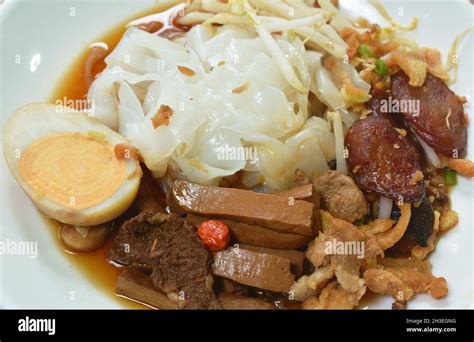  Noodles Di Riso Al Vapore Con Salse Piccanti E Profumo D'Oriente! Un Viaggio Gastronomico Nella Cucina Di Chaozhou