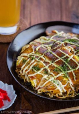  Okonomiyaki: Un piatto saporito e ricco di texture da assaporare ad Hiroshima!