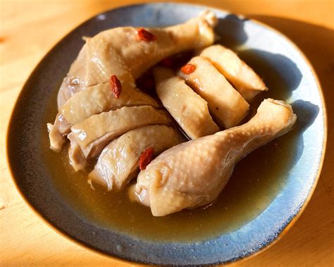  Shaoxing Drunken Chicken: Un Sofisticato Combinazione di Sapori Asciutti e Umide!